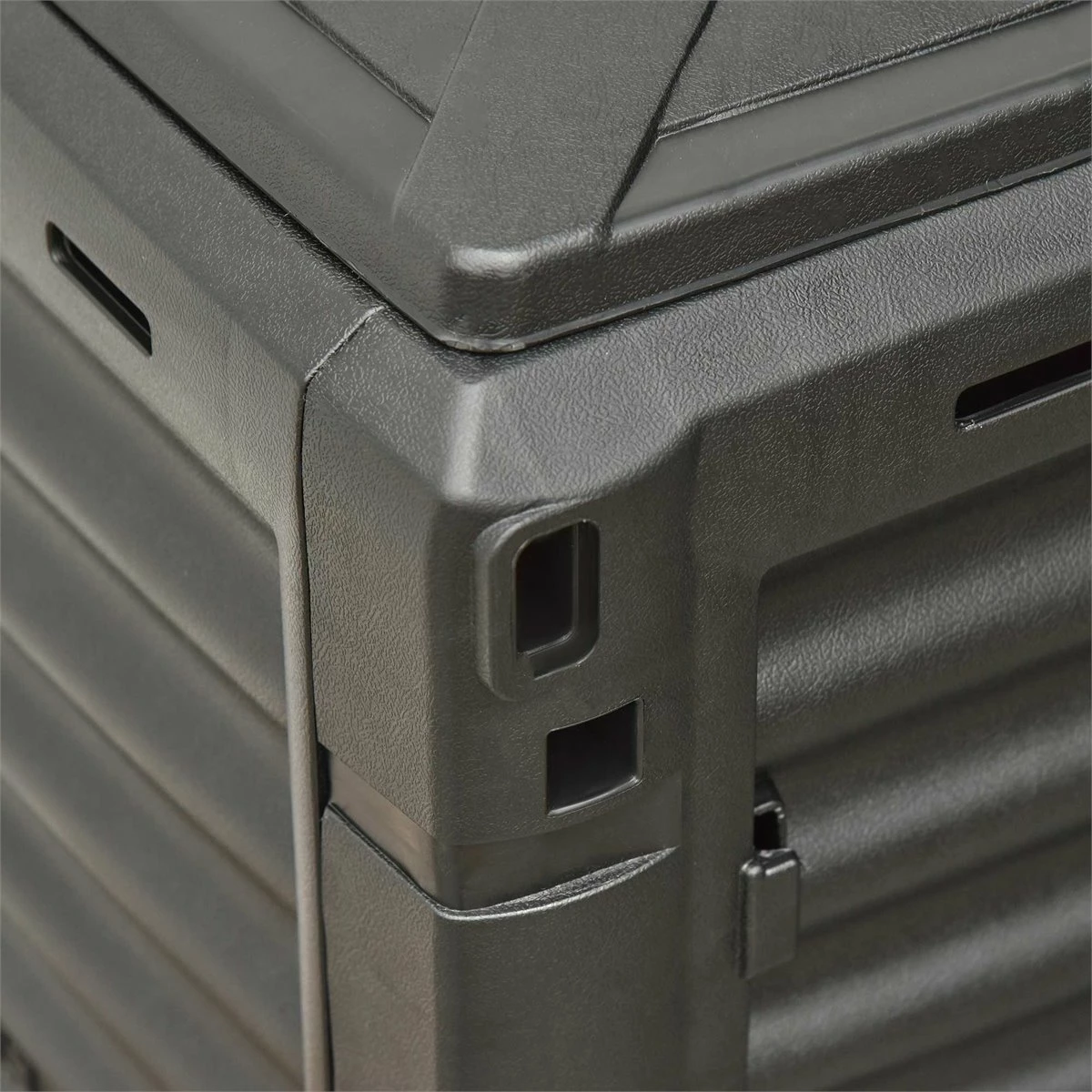 Outsunny Compostador Capacidad De 300L Compostera Orgánica Para Producción Abono De Jardín Exterior Con 48 Respiraderos 60,5x60,5x81,5 Cm Negro 9 Outsunny Compostador Capacidad De 300L Compostera Orgánica Para Producción Abono De Jardín Exterior Con 48 Respiraderos 60,5x60,5x81,5 Cm Negro - Imagen 9