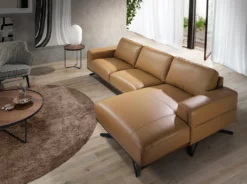 Sofá Chaise Longue (R) Tapizado En Piel De Origen Vacuno Color Arena Con Base De Madera De Roble Tintada En Color Nogal. Estructura De Patas En Acero Inoxidable Color Negro Acabado Mate. -Conforama Tienda de ventas cbf19a73fe8267a25a312faac0c7625e672162a7 604788e7289e422e8fe27e65dc390610